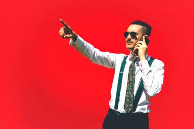 Kahve molası. İş adamı ofisin önünde bir telefon görüşmesi yapıyor. İş, yaşam tarzı konsepti