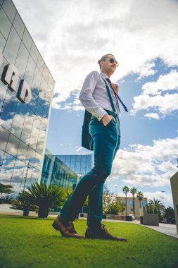 Kahve molası. İş adamı ofisin önünde bir telefon görüşmesi yapıyor. İş, yaşam tarzı konsepti