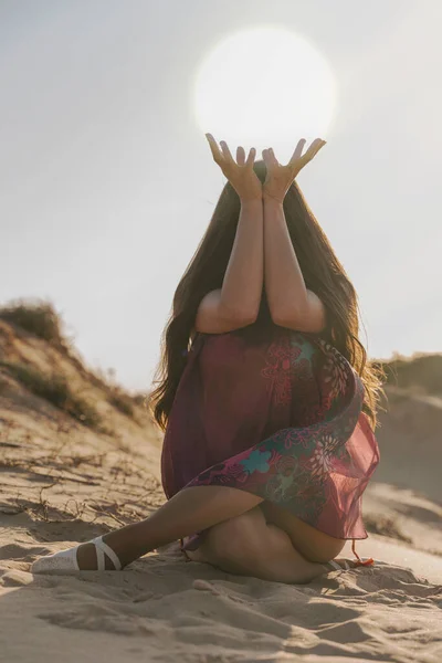 Mulher segurando braços para cima no deserto sol em vestido fluindo — Fotografia de Stock