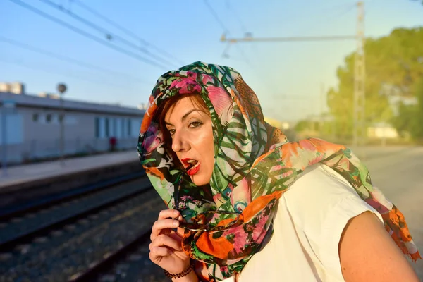 Tren istasyonunda bavullu bir kız. Yüksek kalite fotoğraf