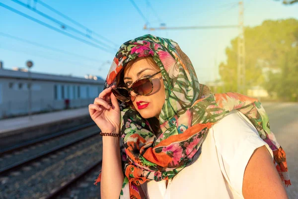 Tren istasyonunda bavullu bir kız. Yüksek kalite fotoğraf