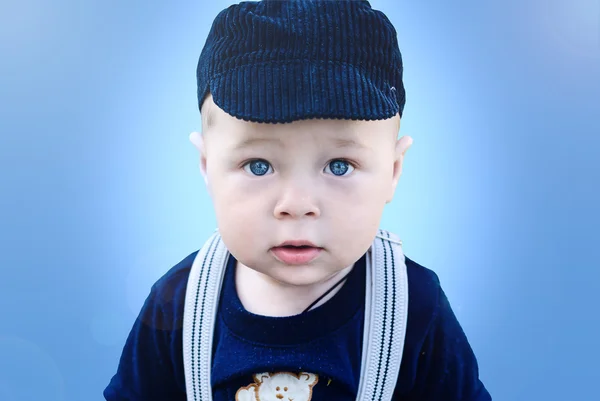 Porträt eines kleinen Jungen mit blauen Augen — Stockfoto