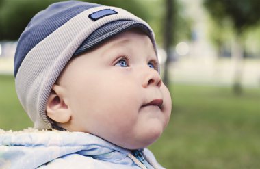  ararken mavi gözlü genç çocuk