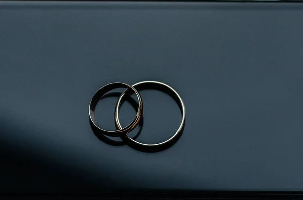 Dva Snubní Prsteny Černém Skle — Stock fotografie