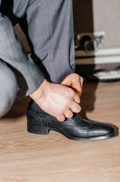 Novio Pone Zapatos Boda — Foto de Stock