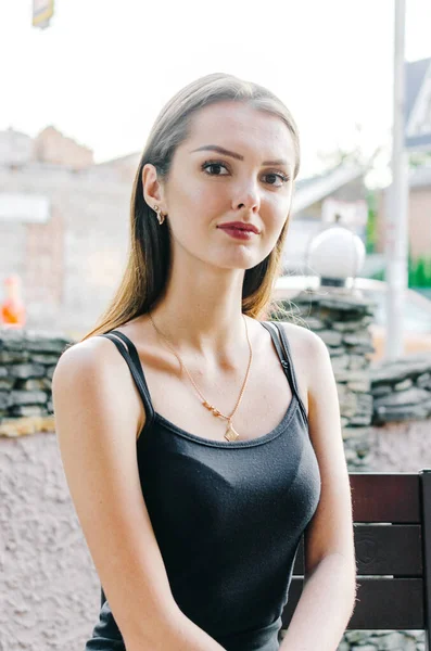 Menina Uma Camiseta Preta Posando Para Câmera — Fotografia de Stock