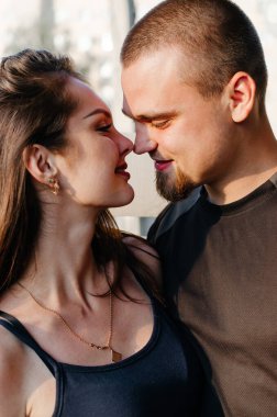 Aşık olmak, bir erkek ve bir kız birbirine bakar.