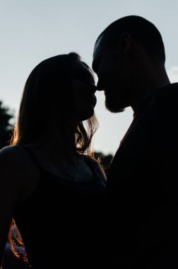 Sarılan kadın ve erkeğin silueti