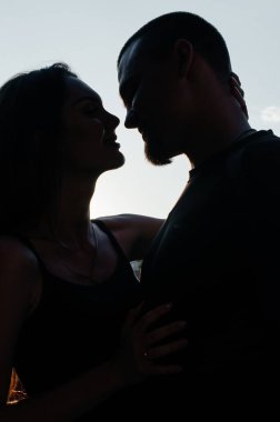 Sarılan kadın ve erkeğin silueti