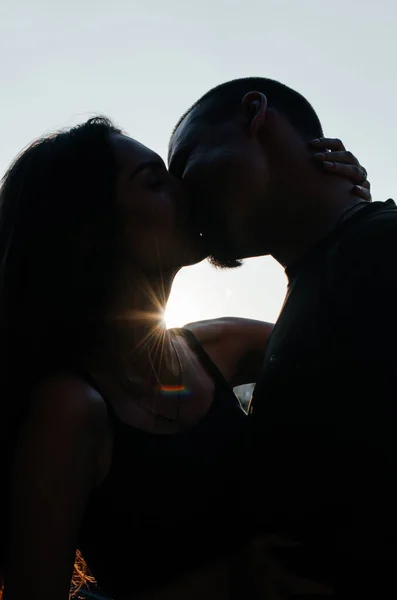 Silhouette Man Woman Kissing Sun Glare — ストック写真