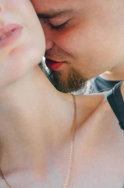 Der Kerl Küsst Sanft Den Hals Des Mädchens — Stockfoto