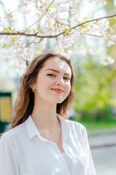 Sakura 'lı beyaz gömlekli kız.