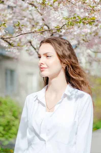 Sakura 'lı beyaz gömlekli kız.