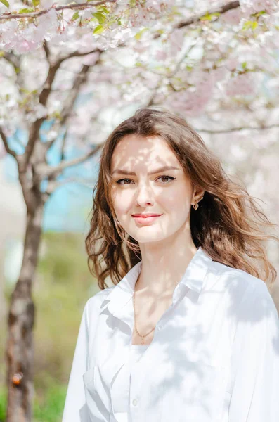 Sakura 'lı beyaz gömlekli kız.