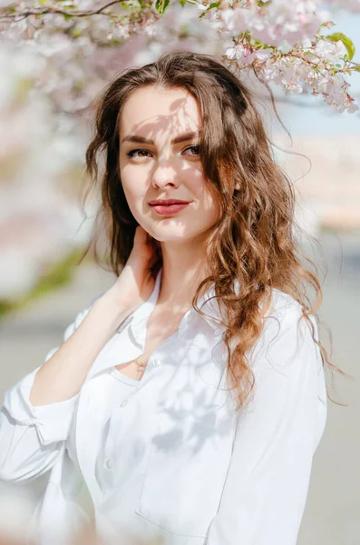 Sakura 'lı beyaz gömlekli kız.