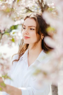 Sakura 'lı beyaz gömlekli bir kız. Bahar.