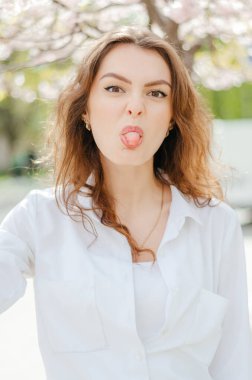 Sakura 'lı beyaz gömlekli bir kız. Bahar.