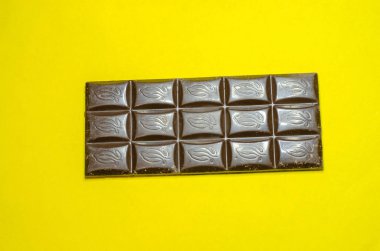 Sarı arka planda siyah çikolata