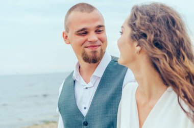 Koca karısına gülümsüyor.