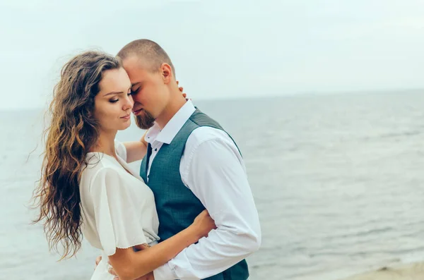 Man Woman Hugging Sea Honeymoon — Stock Photo, Image