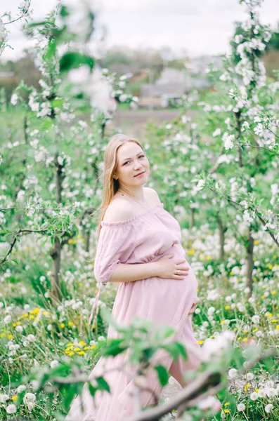 Chica Embarazada Vestido Rosa Jardín Flores Con Árboles Verdes Flores — Foto de Stock