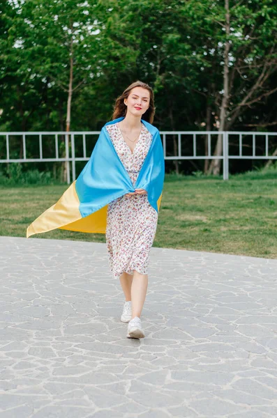 Photo Patriotique Une Femme Ukrainienne Avec Drapeau Ukraine — Photo