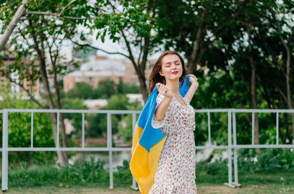 Femme Ukrainienne Avec Drapeau Ukraine Photo Patriotique Pavillon Bleu Jaune — Photo