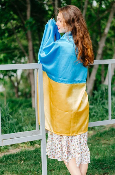 Femme Ukrainienne Avec Drapeau Ukraine Fille Avec Drapeau Ukraine Pavillon — Photo