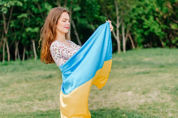 Mulher Ucraniana Com Bandeira Ucrânia Menina Com Bandeira Ucrânia Bandeira — Fotografia de Stock