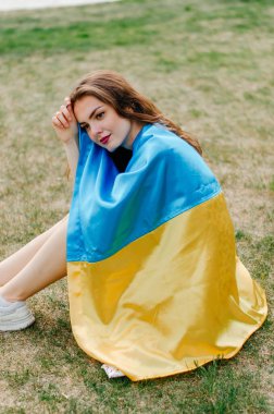 Ukrayna bayrağı taşıyan kız. Ukrayna bayrağı taşıyan Ukraynalı kadın. Ukrayna bayrağı. Ukrayna bayrağı taşıyan Ukraynalı bir kadının vatansever fotoğrafı.