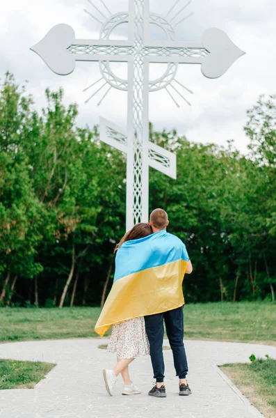 Homme Une Femme Avec Drapeau Ukraine Tiennent Près Croix — Photo