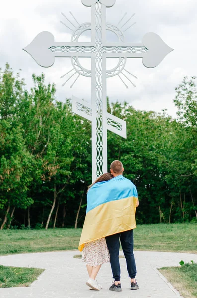 Homme Une Femme Avec Drapeau Ukraine Tiennent Près Croix — Photo