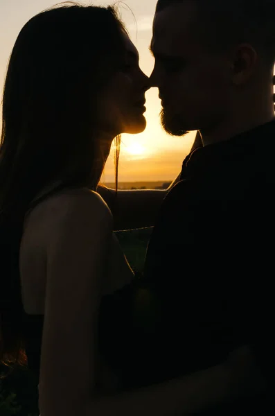 Silhouette Loving Couple Kissing Sunset — Stock Photo, Image