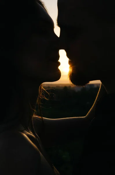 Silhueta Casal Amoroso Beijando Pôr Sol — Fotografia de Stock