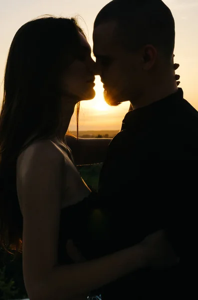 Silhouette Kjærlig Par Som Kysser Ved Solnedgang – stockfoto