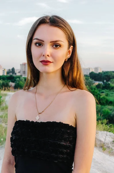 Hermosa Joven Vestido Negro Naturaleza — Foto de Stock