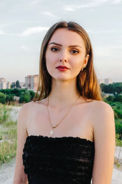 Hermosa Joven Vestido Negro Naturaleza — Foto de Stock