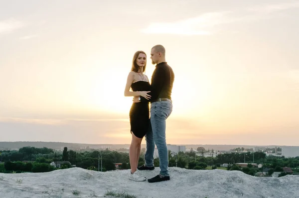 Joven Hombre Mujer Abrazando Atardecer Fondo Ciudad —  Fotos de Stock