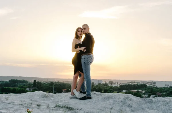 Junge Männer Und Frauen Umarmen Sich Bei Sonnenuntergang Vor Dem — Stockfoto