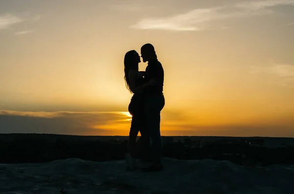 Silhouette Couple Amoureux Embrassant Coucher Soleil — Photo