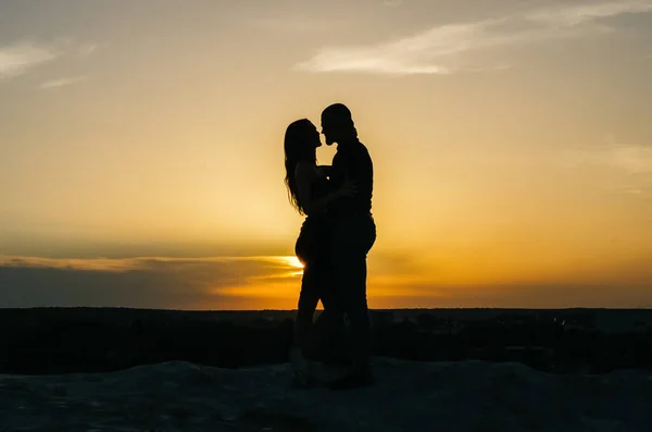 Silhouette Eines Liebenden Paares Das Sich Bei Sonnenuntergang Umarmt — Stockfoto