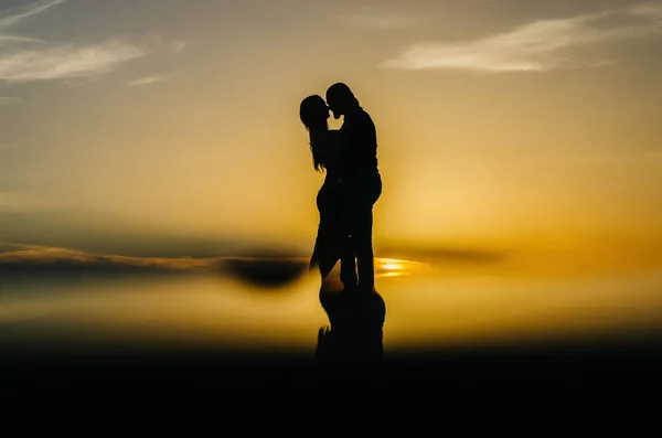Silhouette Una Coppia Amorevole Che Abbraccia Tramonto — Foto Stock