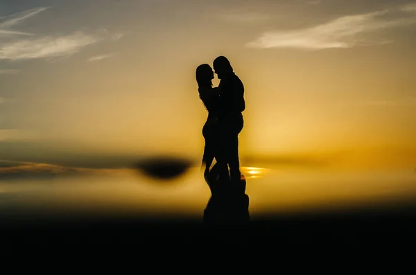 夕阳西下拥抱的一对恋人的轮廓 — 图库照片