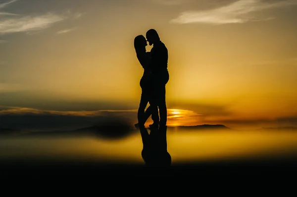 Silhouette Una Coppia Amorevole Che Abbraccia Tramonto — Foto Stock