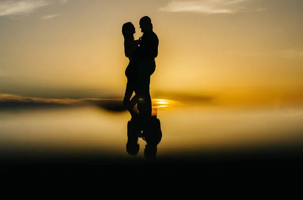 Silhouette Couple Amoureux Embrassant Coucher Soleil — Photo