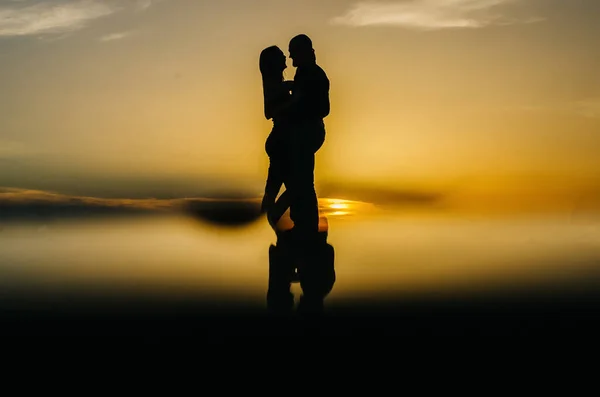 Silhouette Couple Amoureux Embrassant Coucher Soleil — Photo