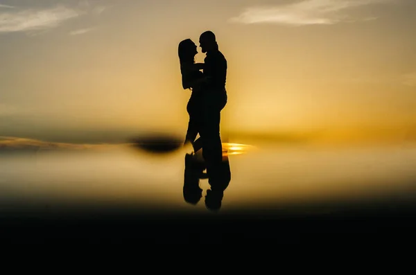 Silhueta Casal Amoroso Abraçando Pôr Sol — Fotografia de Stock