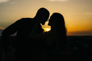 Gün batımında bir çift silueti