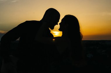 Gün batımında bir çift silueti