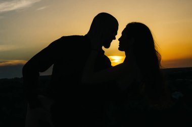 Gün batımında bir çift silueti